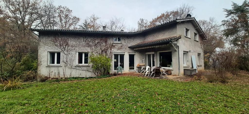 an old house with a yard in front of it at Boningal in Moissac