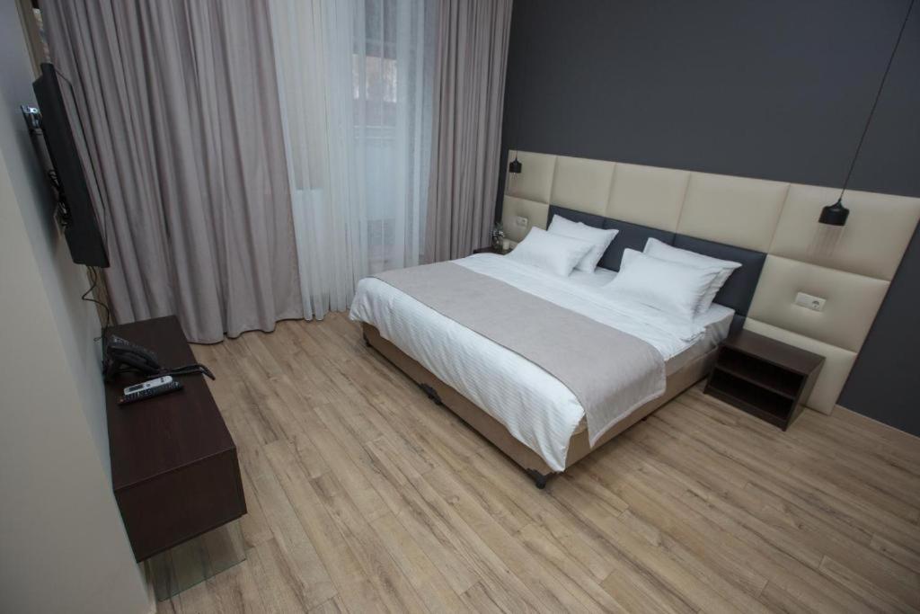 Postel nebo postele na pokoji v ubytování History Hotel Tbilisi