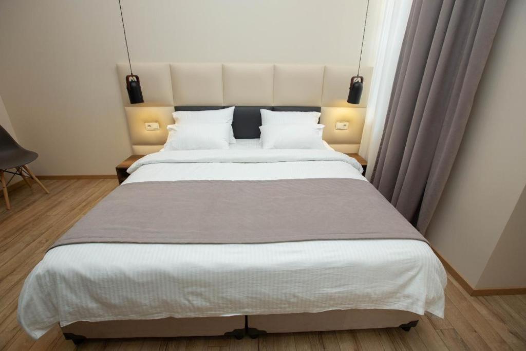 Postel nebo postele na pokoji v ubytování History Hotel Tbilisi