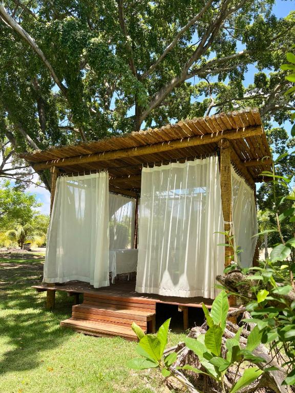 Um jardim no exterior de Angá Beach Hotel