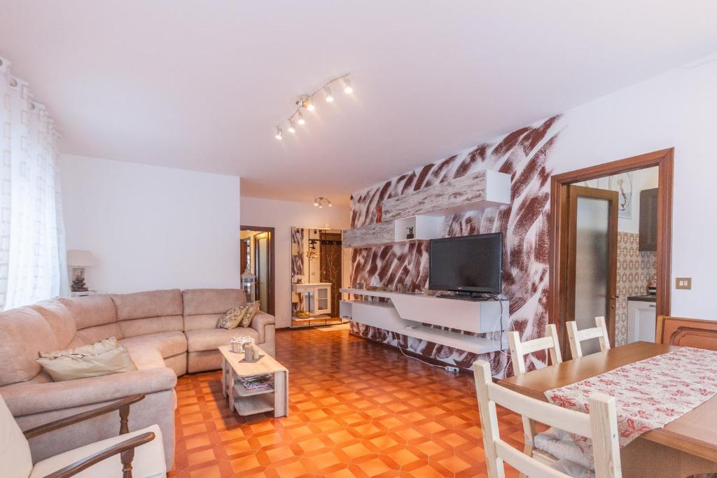 a living room with a couch and a table at Condominio Val Biois in Falcade