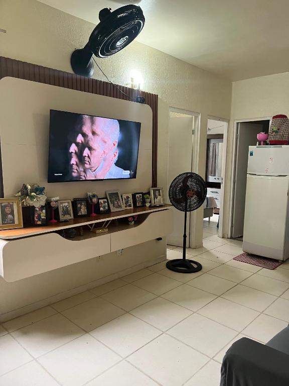 ein Wohnzimmer mit einem Flachbildfernseher an der Wand in der Unterkunft Apartamento em Belém- cop30 in Ananindeua
