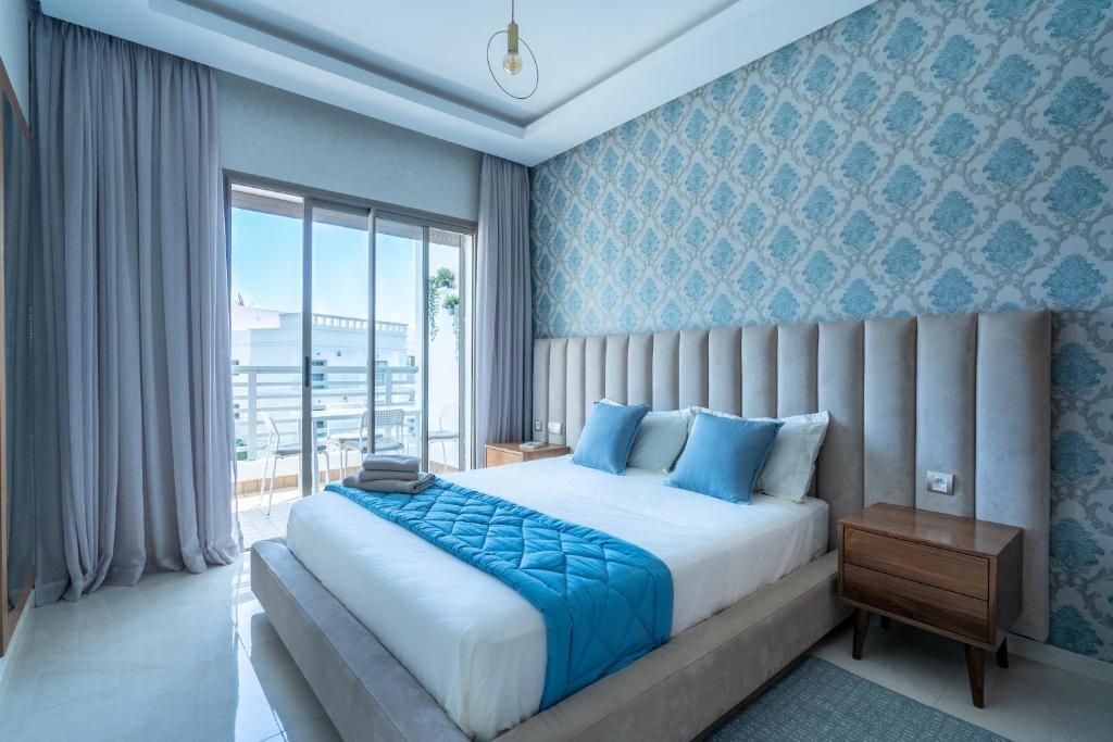 布兹尼盖Charming Flat with Pool view Fast Wi-Fi的一间带大床和大窗户的卧室