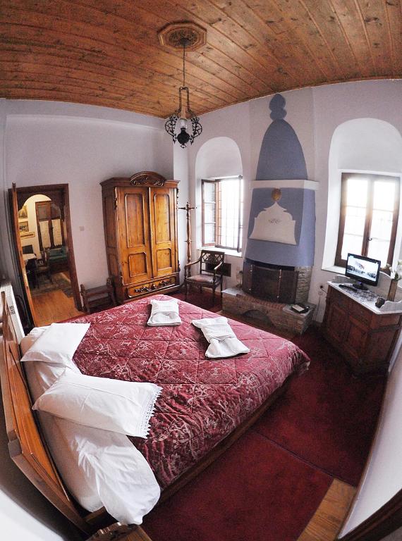 Postel nebo postele na pokoji v ubytování Archontiko Repana - Makrinitsa Stone Retreat