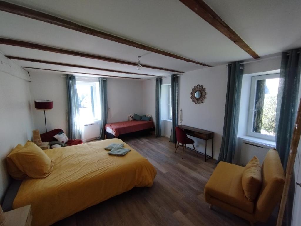 Postel nebo postele na pokoji v ubytování Chambres d'hôtes l'arche d'Yvann