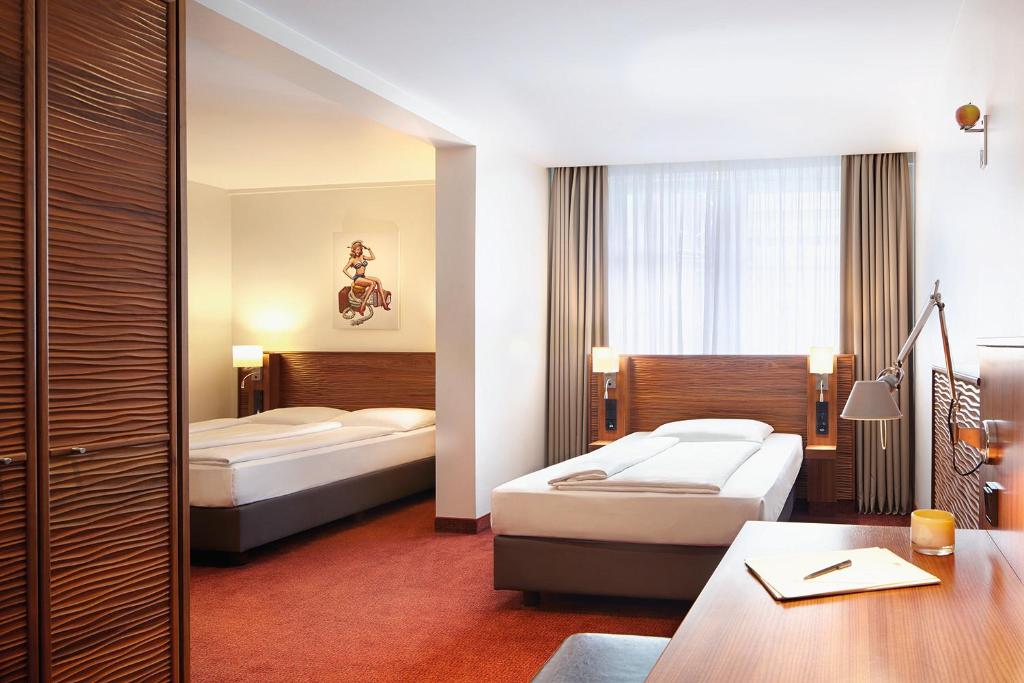Postel nebo postele na pokoji v ubytování Hotel Hafen Hamburg