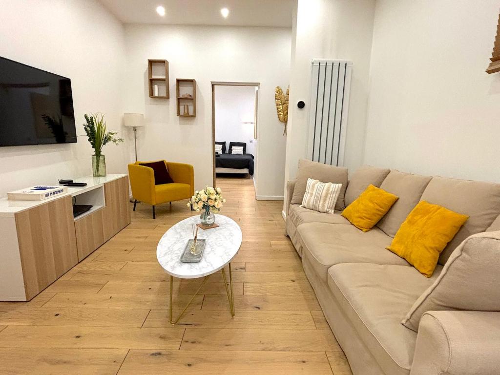 un salon avec un canapé et une table dans l'établissement L'appartement Murat, à Paris