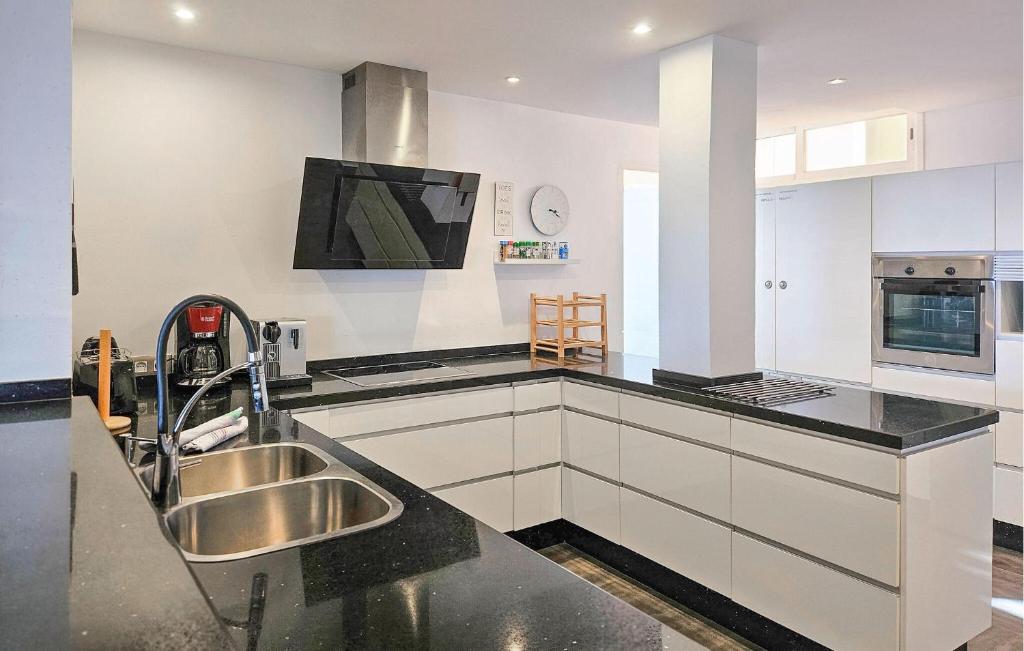 Kuchnia lub aneks kuchenny w obiekcie Lovely Apartment In Calahonda With Wifi