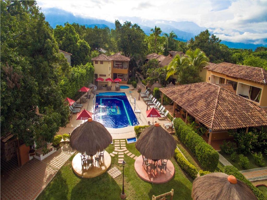 - une vue aérienne sur un complexe avec une piscine dans l'établissement Hosteria Tonusco Campestre, à Santa Fe de Antioquia