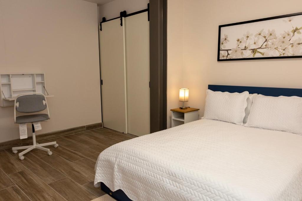 Postel nebo postele na pokoji v ubytování Cozy Apartment Pool Coworking