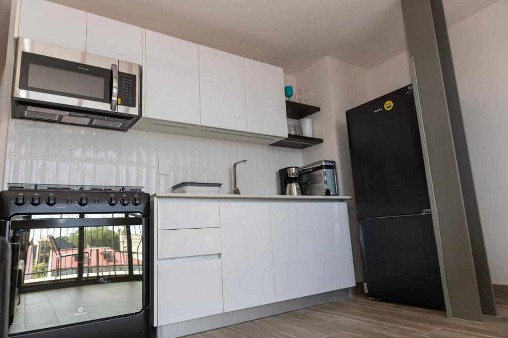 Kuchyň nebo kuchyňský kout v ubytování Cozy Apartment Pool Coworking