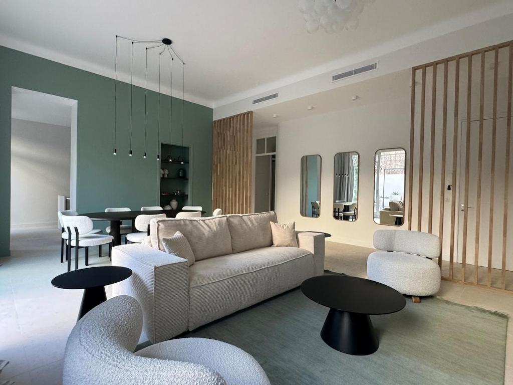 un salon avec un canapé, des chaises et une table dans l'établissement Appartement Centre Cannes, à Cannes