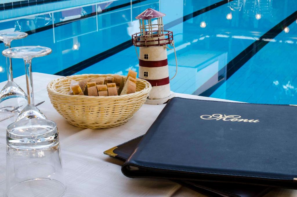 Bazén v ubytování Grand Hotel Helios nebo v jeho okolí