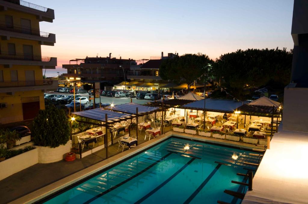 Bazén v ubytování Grand Hotel Helios nebo v jeho okolí