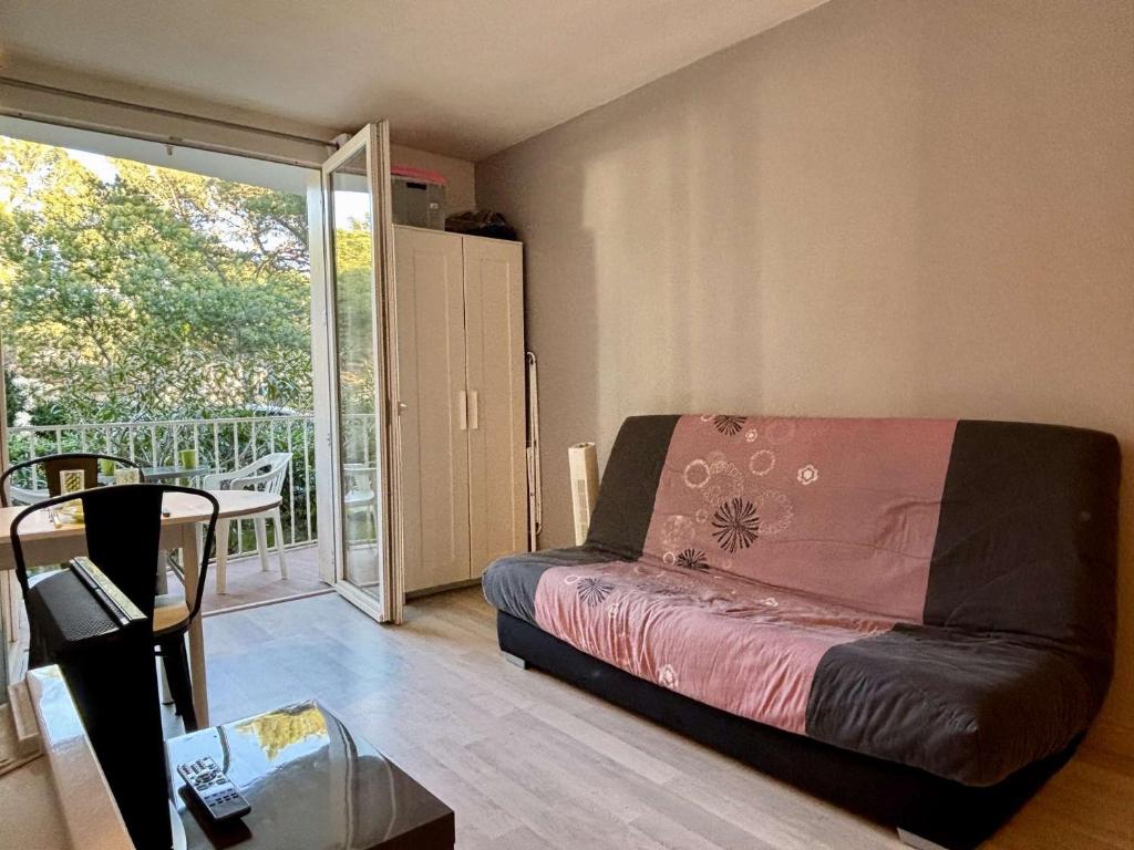 une chambre avec un lit et un balcon avec une table dans l'établissement Studio 2 couchages ARGELES SUR MER AR470-010, à Argelès-sur-Mer