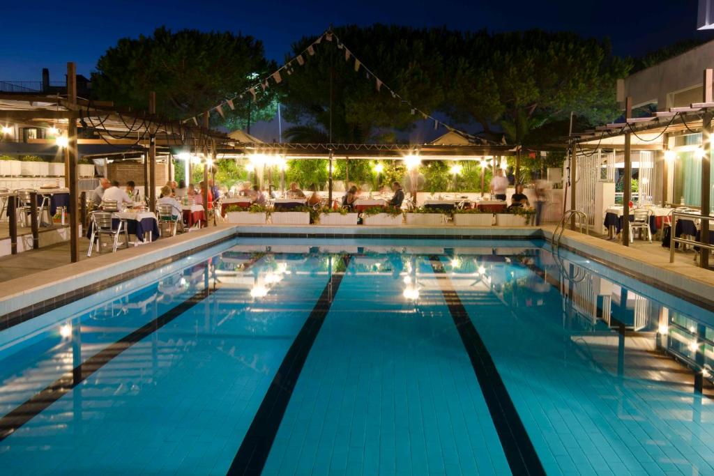 Bazén v ubytování Grand Hotel Helios nebo v jeho okolí