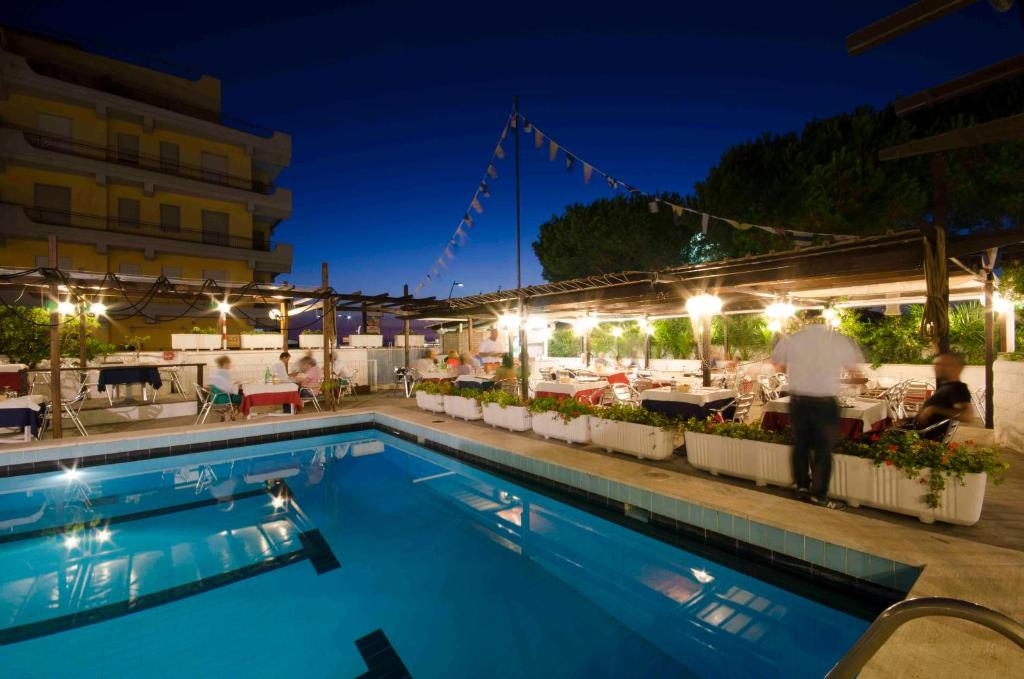 Bazén v ubytování Grand Hotel Helios nebo v jeho okolí