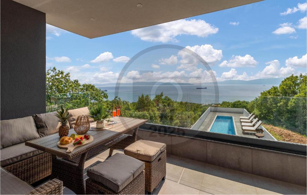 Πισίνα στο ή κοντά στο 3 Bedroom Awesome Apartment In Kostrena
