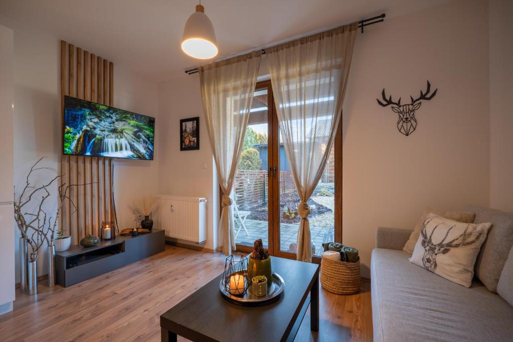 un salon avec un canapé et une table dans l'établissement House by Ally, à Pavčina Lehota