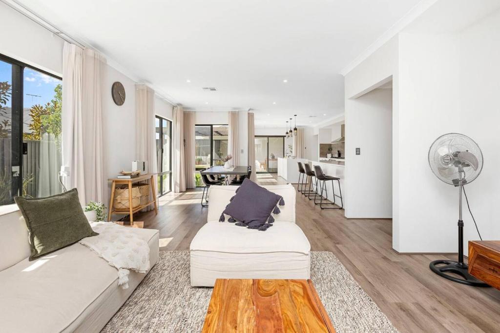 A wonderful life in the heart of Treeby, Perth (updated prices 2026)