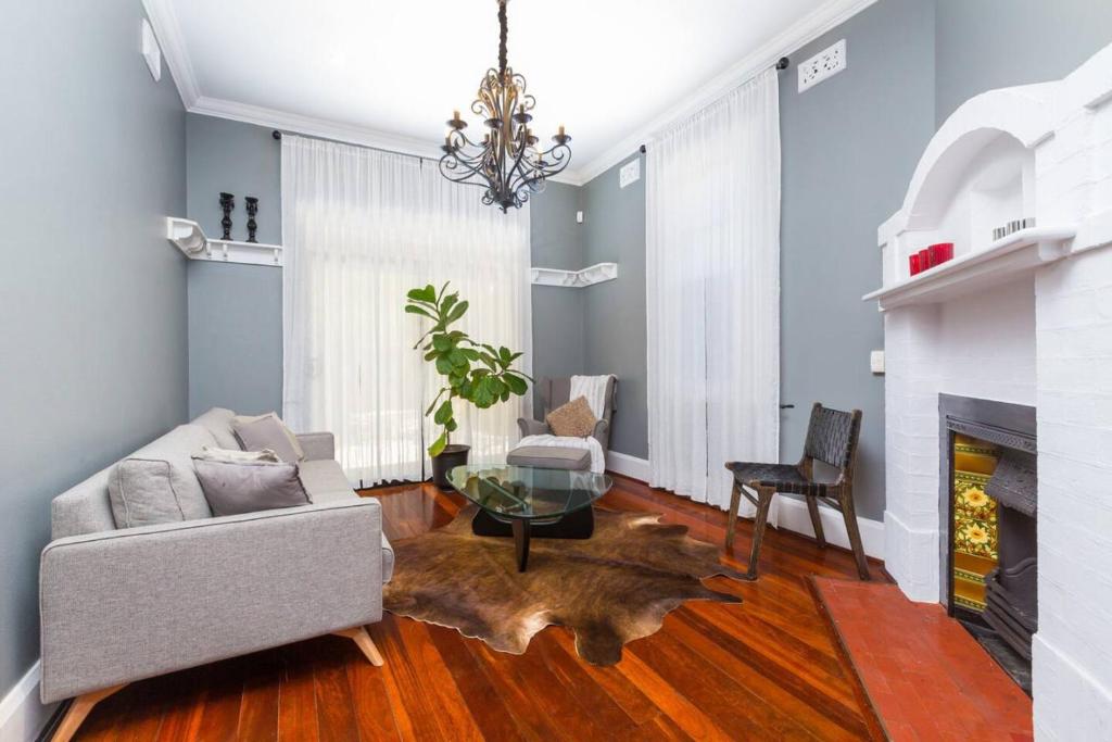 Χώρος καθιστικού στο Fusion of 20th century charm and modern convenience