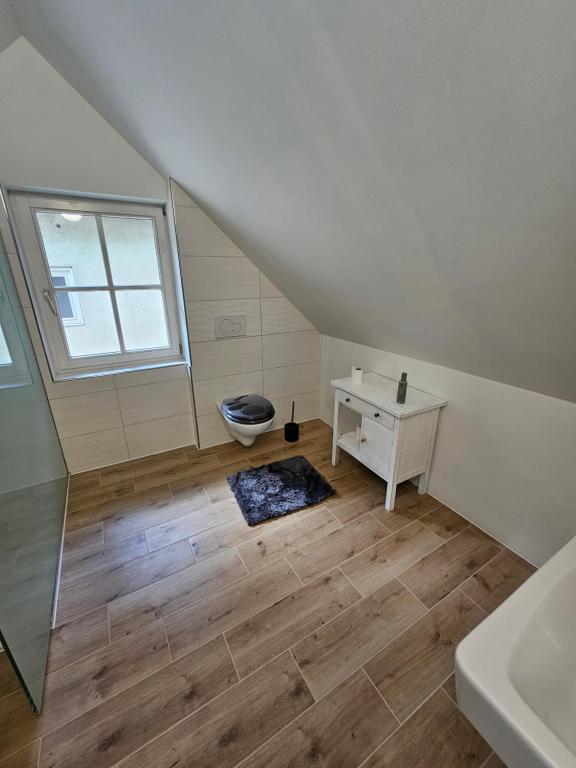 un bagno mansardato con lavandino e scrivania di Make Apartment a Spital am Semmering