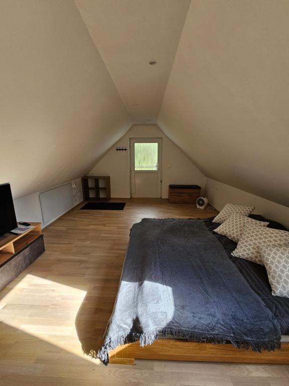 una camera da letto con un grande letto in mansarda di Make Apartment a Spital am Semmering