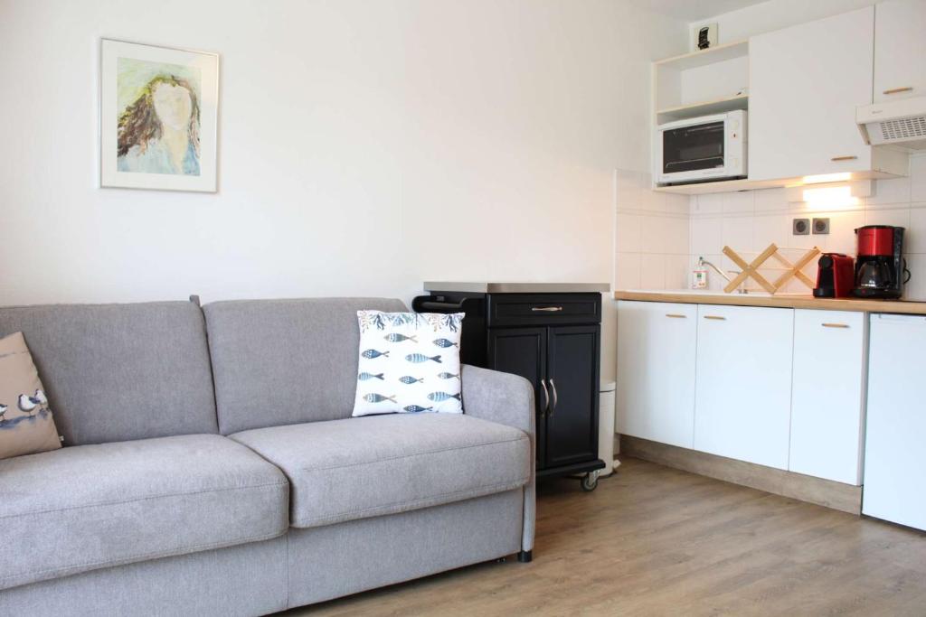 シャトライヨン・プラージュにあるAppt 2 pièces CHATELAILLON PLAGE - CL090-018のソファとキッチンのあるリビングルーム