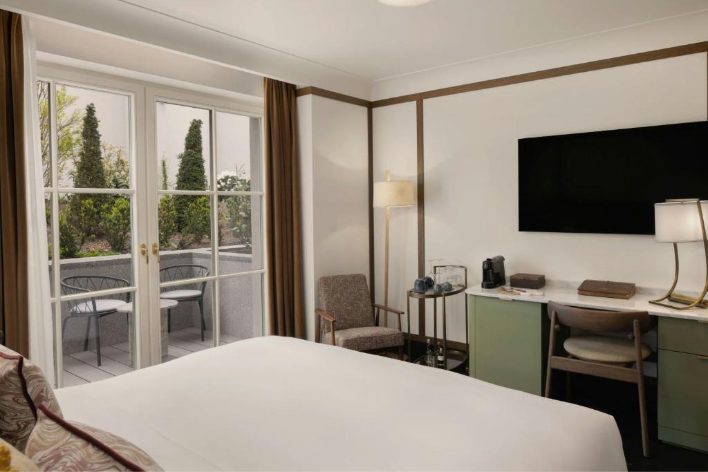 Stradom House, Autograph Collection - 19