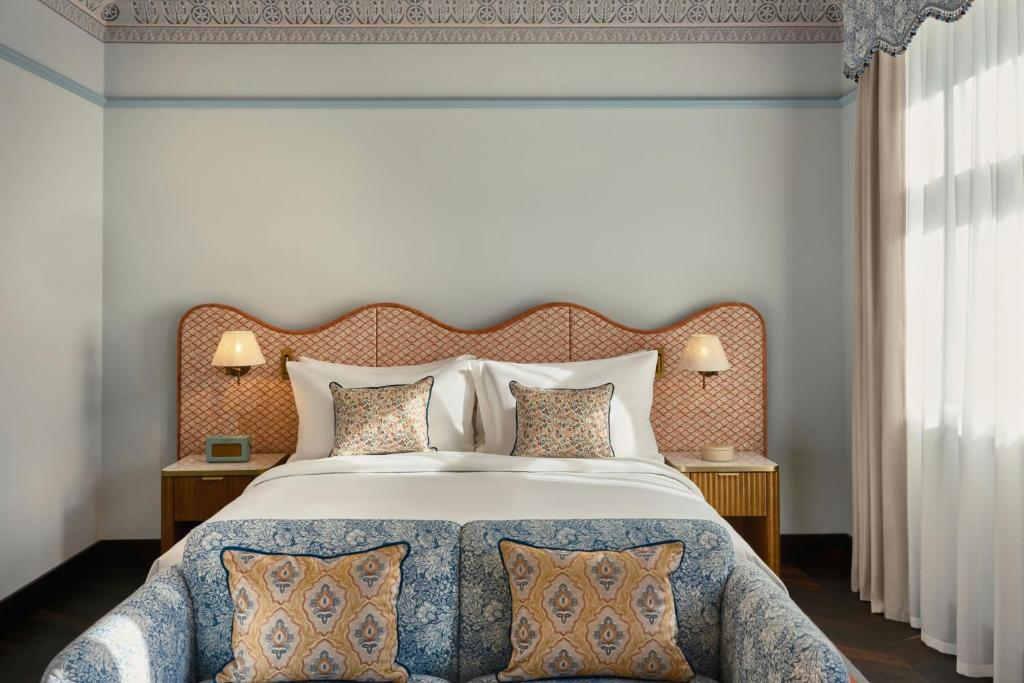 Stradom House, Autograph Collection - 5