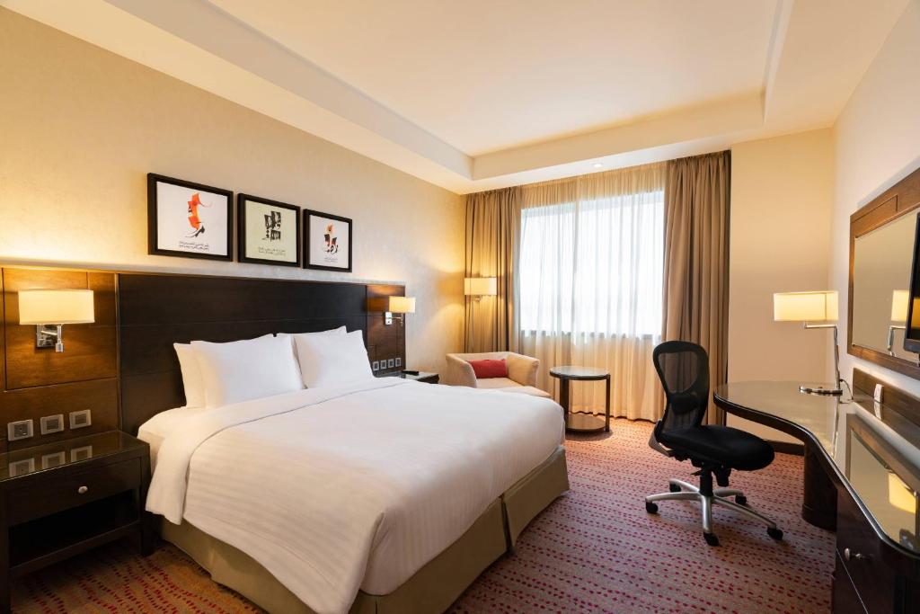 Postel nebo postele na pokoji v ubytování Courtyard by Marriott Jazan