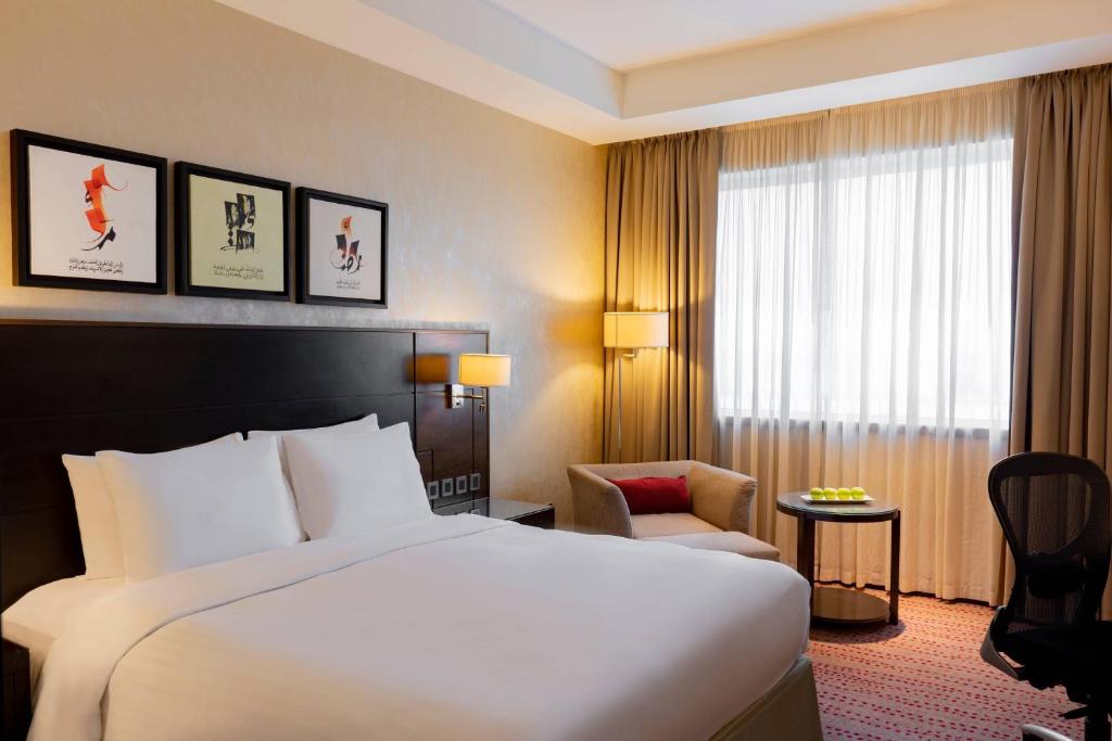 Postel nebo postele na pokoji v ubytování Courtyard by Marriott Jazan