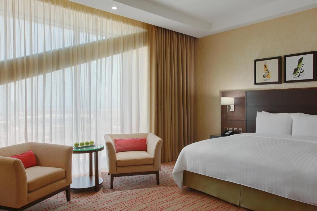 Postel nebo postele na pokoji v ubytování Courtyard by Marriott Jazan