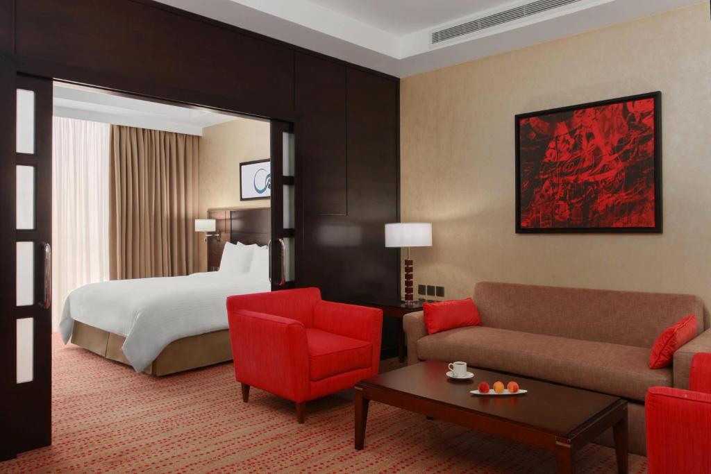 Postel nebo postele na pokoji v ubytování Courtyard by Marriott Jazan