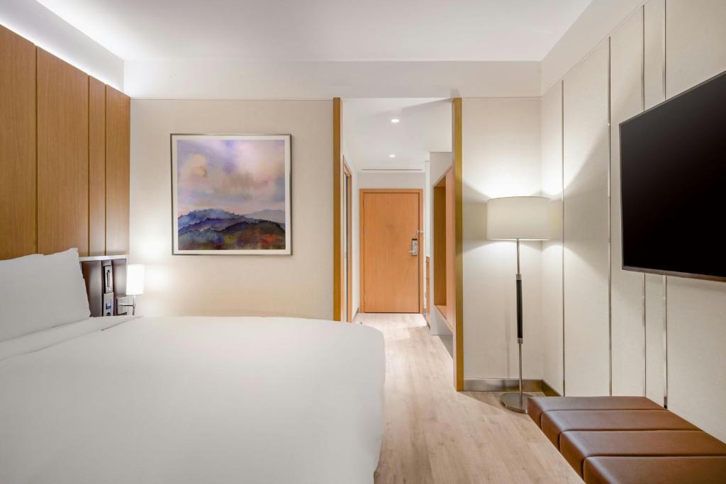 AC Hotel by Marriott Saint-Julien-en-Genevois - King Room