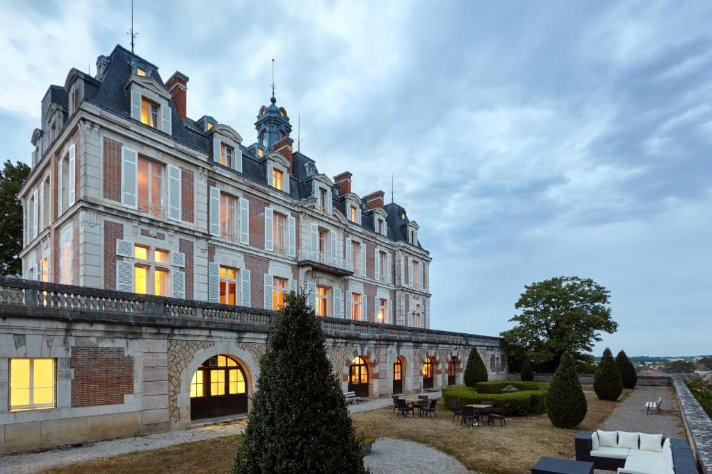 un grande edificio con cortile di fronte di Château Saint-Michel - Cercle des Grands Crus a Rully