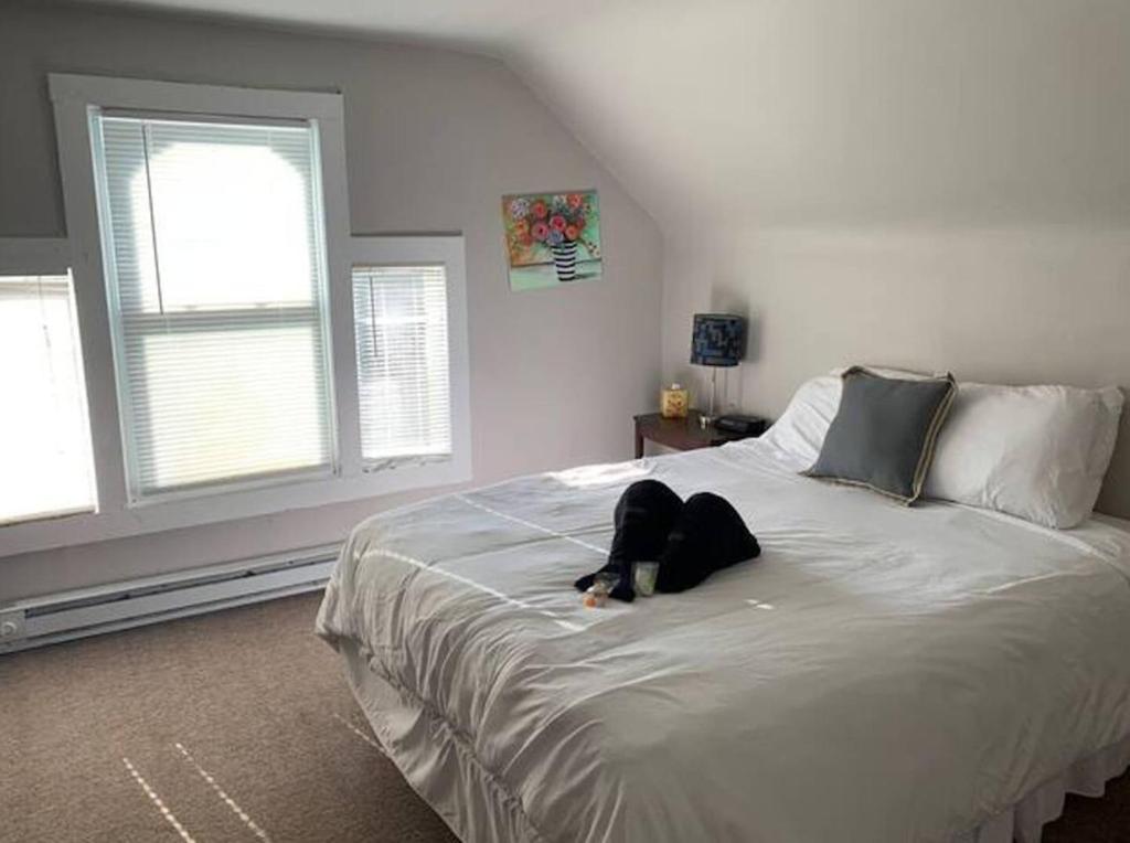 Ένα ή περισσότερα κρεβάτια σε δωμάτιο στο Private Attic room in shared home Near U of R
