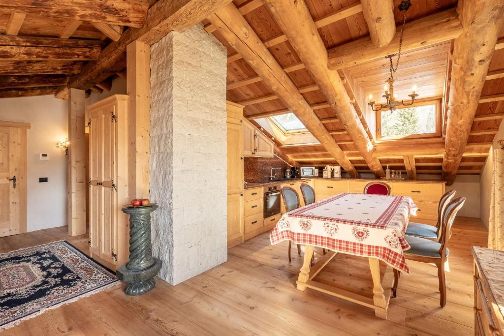 una cucina con un tavolo e sedie in una stanza di CORTINA Lodge a Cortina dʼAmpezzo