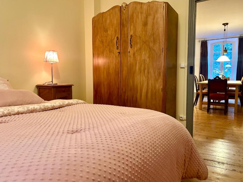 Postel nebo postele na pokoji v ubytování Notre-Dame d'Escouloubre Sources d'eaux chaudes privées et sauna