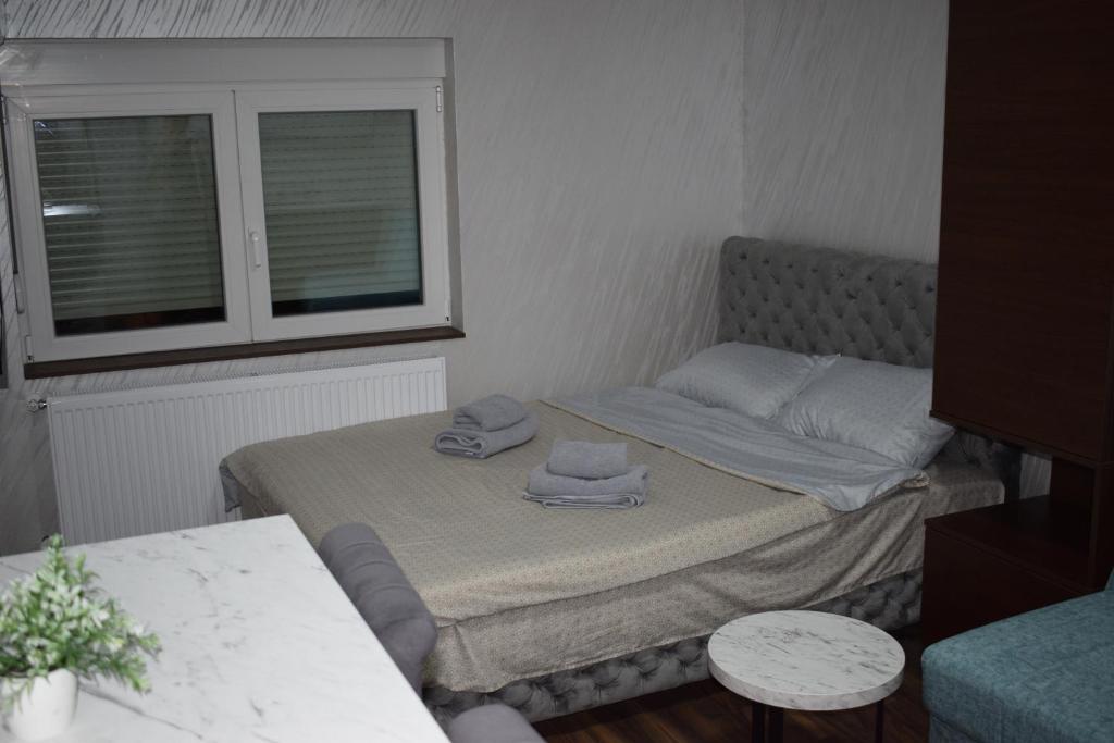 Postel nebo postele na pokoji v ubytování Pink Apartmani