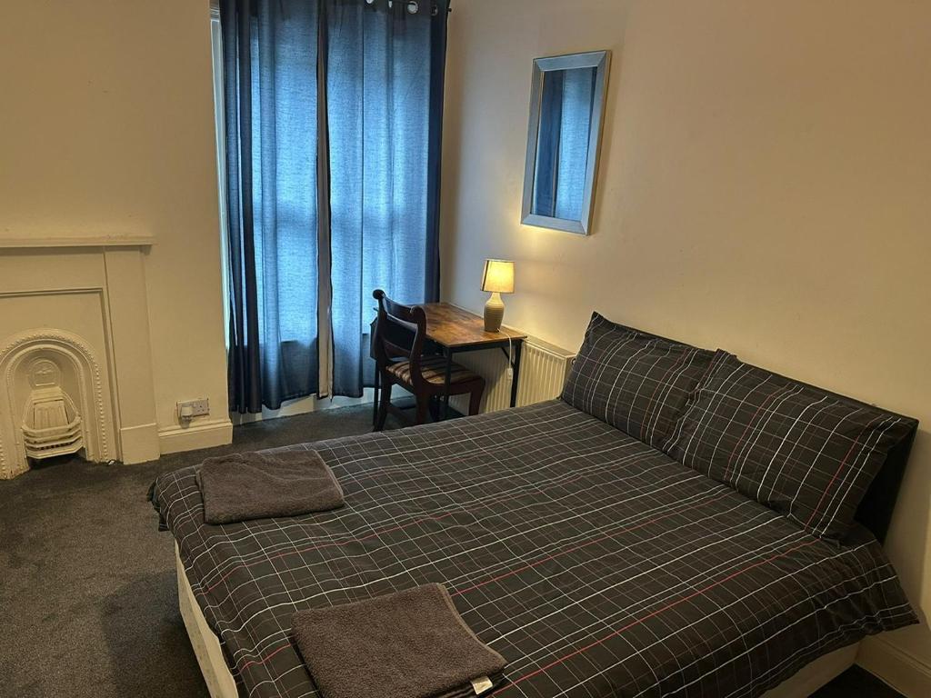 Postel nebo postele na pokoji v ubytování Luton Town House Near AIRPORT