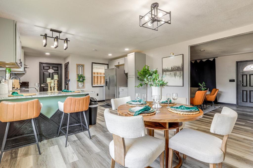ローガンビルにあるNear Lakes and Golfing Spacious Loganville Home!のテーブルと椅子のあるキッチンとダイニングルーム