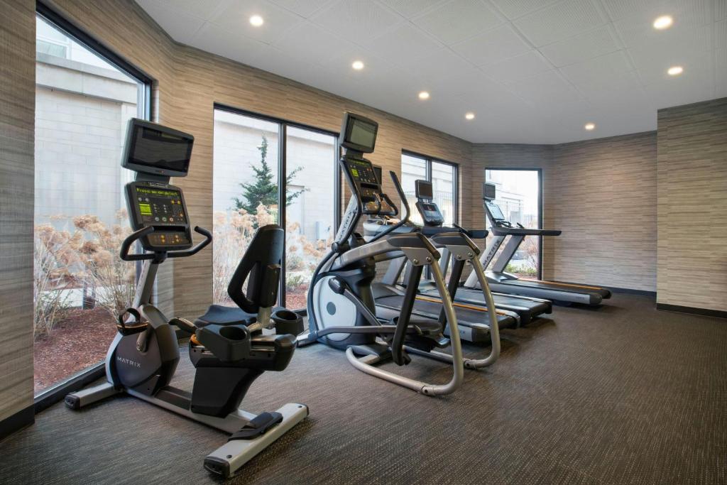 Fitness centrum a/nebo fitness zařízení v ubytování Courtyard Worcester