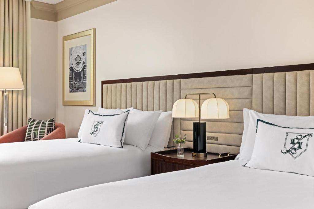 Postel nebo postele na pokoji v ubytování Omni Severin Hotel