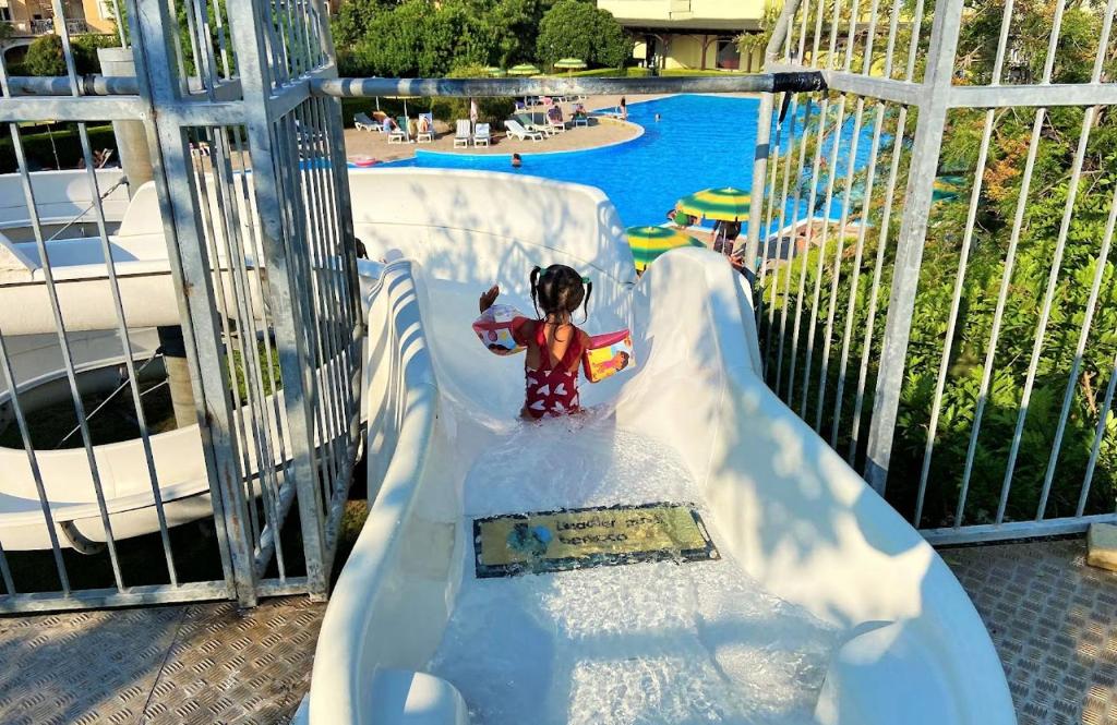 Bazén v ubytování Villa Pizzo Beach Club - FREE Pool & Private Beach Perfect for Families nebo v jeho okolí