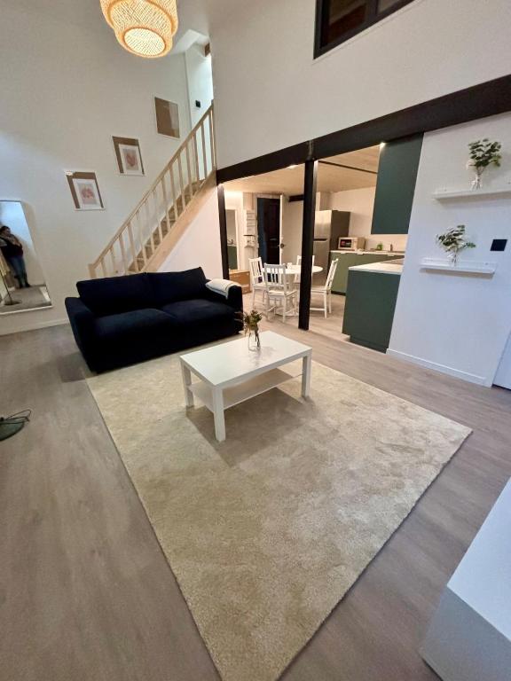 un salon avec un canapé et une table basse dans l'établissement PartDieu tout neuf, climatisation !, à Lyon