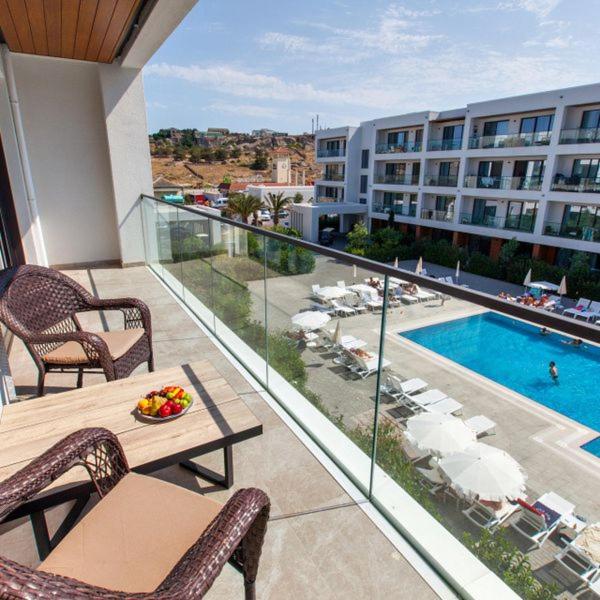 un balcone con tavolo e sedie e una piscina di Park Residence 1, Sea Breeze a Baku