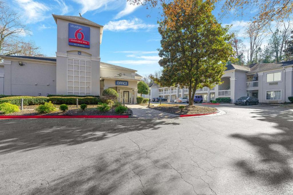 a view of a hotel with a parking lot at Studio 6 Extended Stay - Tucker, GA - Atlanta Northlake in Tucker