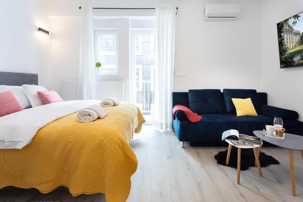 Giường trong phòng chung tại Lux Nest I City Apartment URBAN STAY