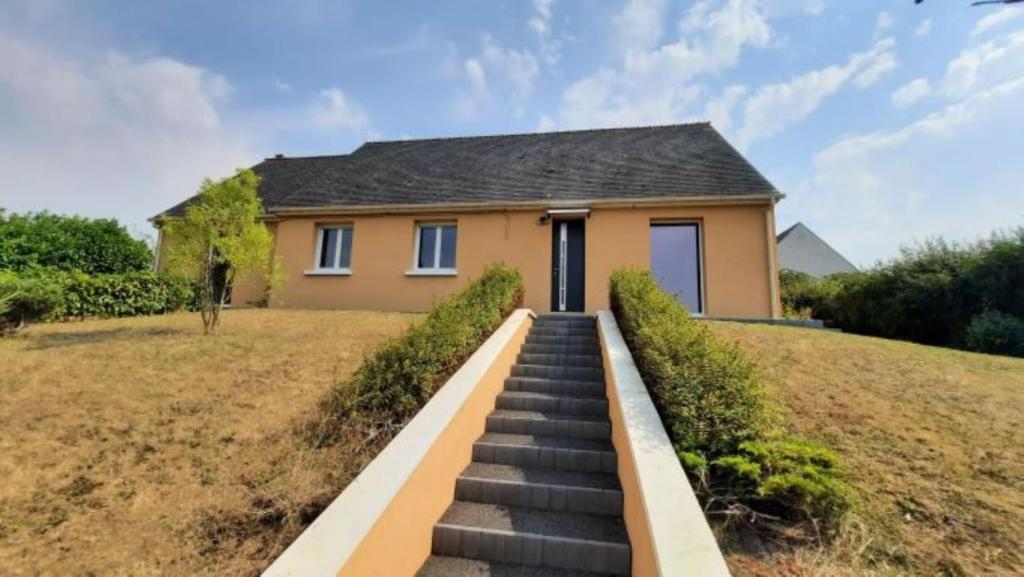 une maison avec un escalier menant à une maison dans l'établissement Pavillon individuel plain-pied avec terrasse et parking, à Saint-Vigor-le-Grand